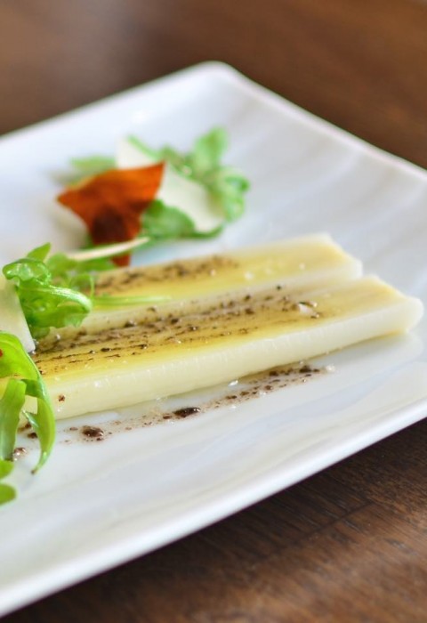 Poireaux, Vinaigrette à la Truffe, Copeaux de Parmesan et Chips de Serrano Poireaux, Vinaigrette à la Truffe, Copeaux de Parmesan et Chips de Serrano