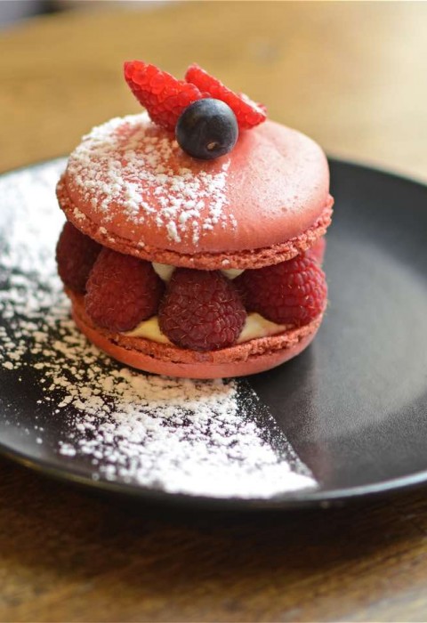 Macaron à la Framboise, Crémeux Vanille de Tahiti Macaron à la Framboise, Crémeux Vanille de Tahiti