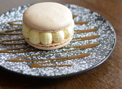 Macaron à la vanille de Tahiti et son cœur au caramel au beurre salé Macaron à la vanille de Tahiti et son cœur au caramel au beurre salé